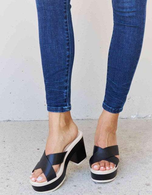 Load image into Gallery viewer, Weeboo Cherish The Moments Contrast Platform Sandals in Black
