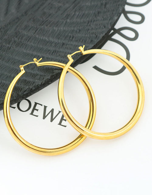 Load image into Gallery viewer, 14K Gold Graduated Classic Hoop Earring
