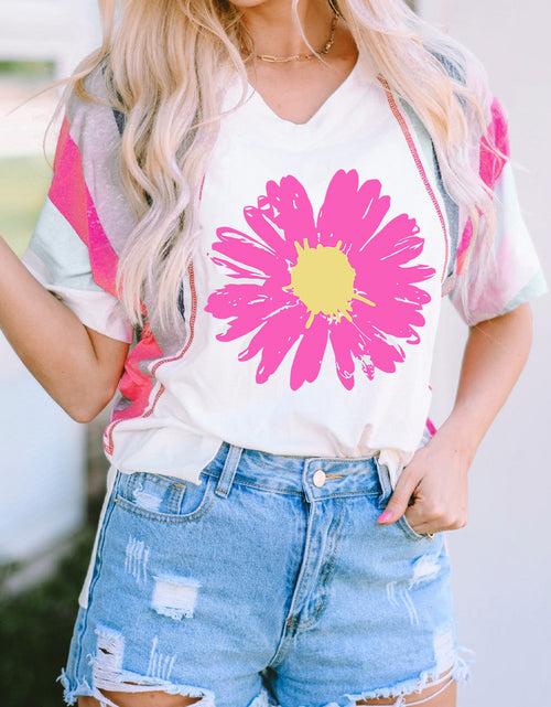 Load image into Gallery viewer, Daisy Graphic V-Neck Half Sleeve T-Shirt
