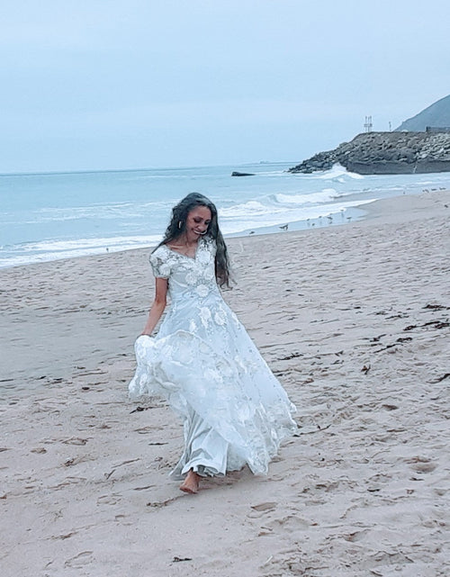 Load image into Gallery viewer, Flower embroderied Weddingdress with Tull and Satin underlayers by AkitaArigatosonFashion
