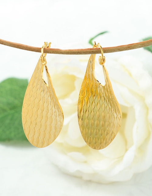 Load image into Gallery viewer, RMZ GOLD NYC 18K Gold Flat Wavy Patterned Hoop Earrings
