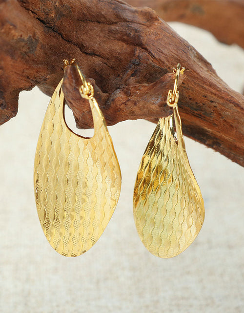Load image into Gallery viewer, RMZ GOLD NYC 18K Gold Flat Wavy Patterned Hoop Earrings

