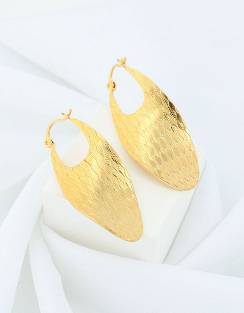 Load image into Gallery viewer, RMZ GOLD NYC 18K Gold Flat Wavy Patterned Hoop Earrings
