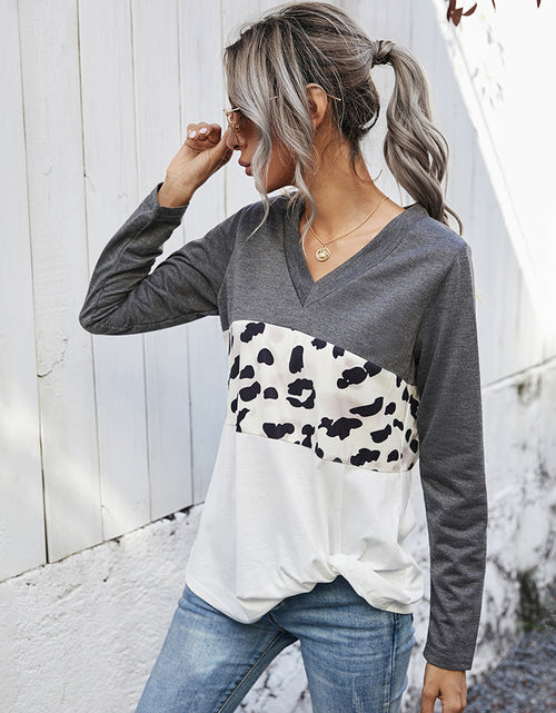 Load image into Gallery viewer, Shiny Leopard Color Block V-Neck Twisted Tee
