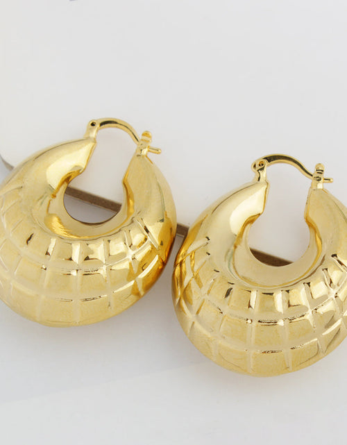 Load image into Gallery viewer, 14K Gold Graduated Bamboo Hoop Earring
