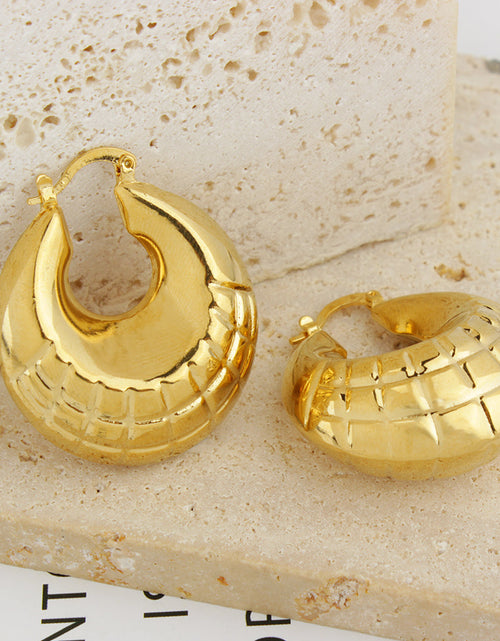 Load image into Gallery viewer, 14K Gold Graduated Bamboo Hoop Earring
