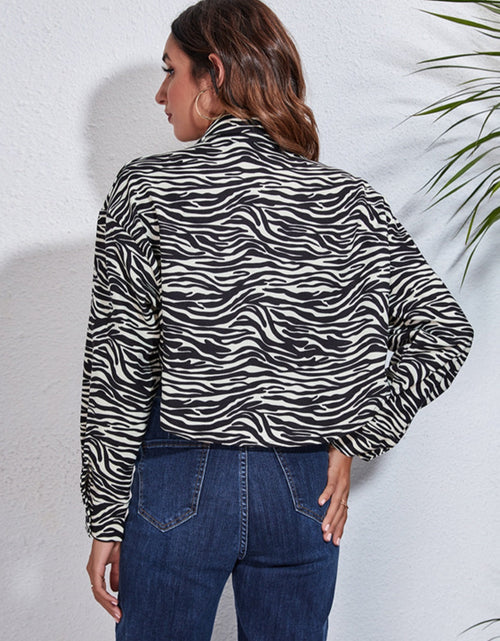 Load image into Gallery viewer, Button Down Printed Cropped Jacket

