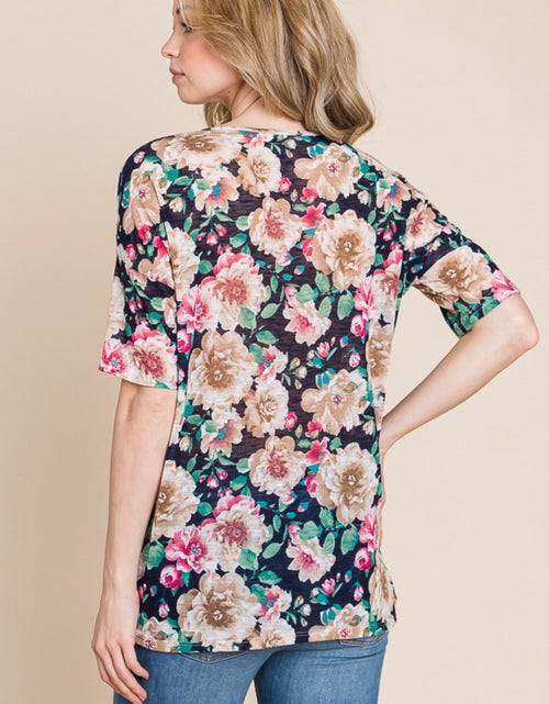 Load image into Gallery viewer, BOMBOM Floral Round Neck T-Shirt
