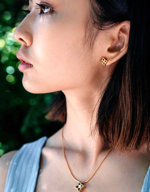 Load image into Gallery viewer, PT138G B.Tiff Gold Floro Pendant by B.Tiff New York
