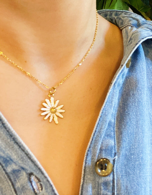 Load image into Gallery viewer, Sweet Daisy Necklace by Ellisonyoung.com
