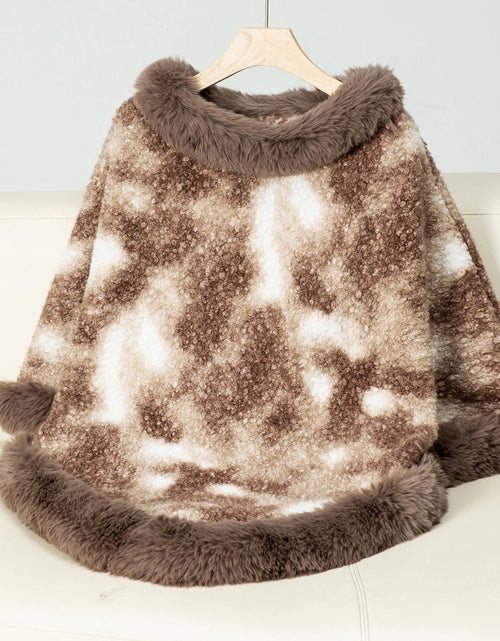Load image into Gallery viewer, Furry Contrast Three-Quarter Poncho
