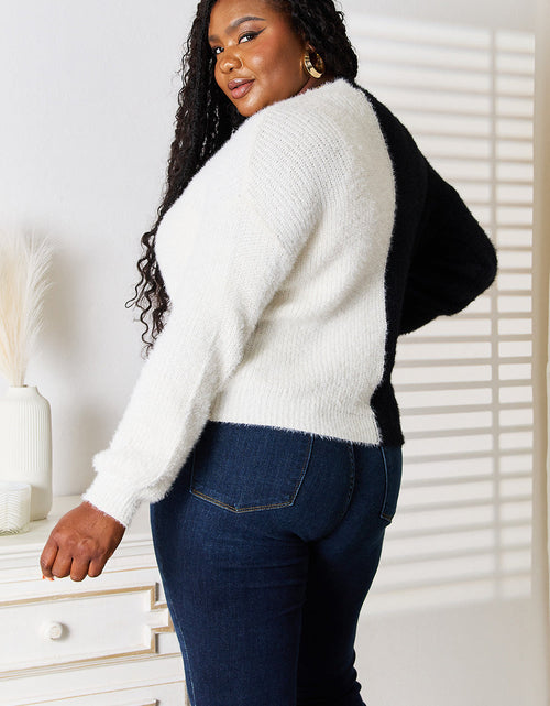 Load image into Gallery viewer, Angel Wings Woven Right Contrast Button-Front V-Neck Cardigan
