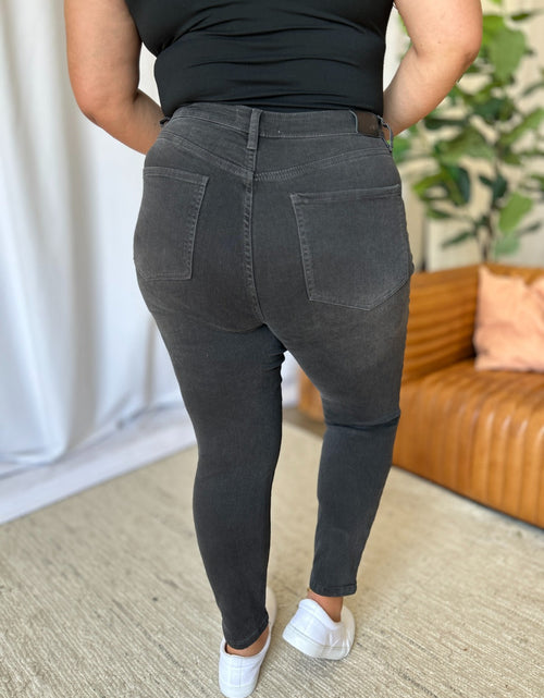 Load image into Gallery viewer, RFM Full Size High Rise Tummy Control Skinny Jeans
