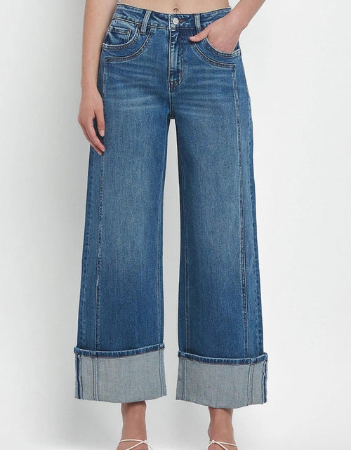 Load image into Gallery viewer, Straight Leg Jeans with Pockets
