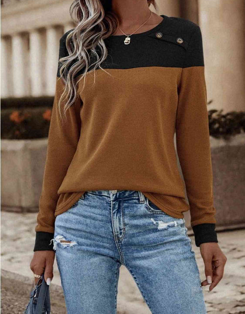 Load image into Gallery viewer, Contrast Buttoned Round Neck Long Sleeve T-Shirt
