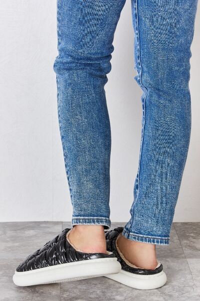 Load image into Gallery viewer, Melody Puffer Plush Slippers
