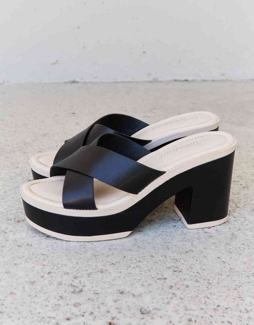Load image into Gallery viewer, Weeboo Cherish The Moments Contrast Platform Sandals in Black
