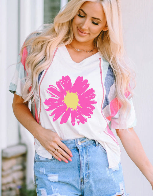 Load image into Gallery viewer, Daisy Graphic V-Neck Half Sleeve T-Shirt
