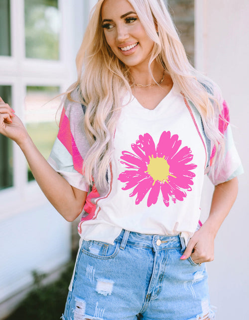 Load image into Gallery viewer, Daisy Graphic V-Neck Half Sleeve T-Shirt
