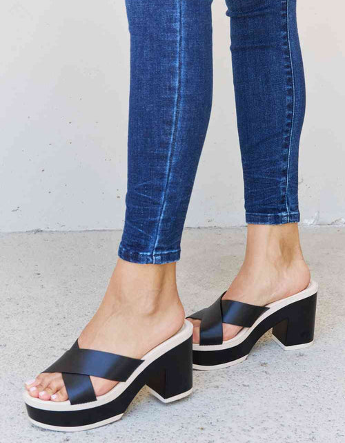 Load image into Gallery viewer, Weeboo Cherish The Moments Contrast Platform Sandals in Black
