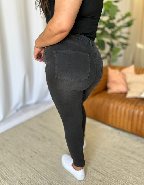Load image into Gallery viewer, RFM Full Size High Rise Tummy Control Skinny Jeans
