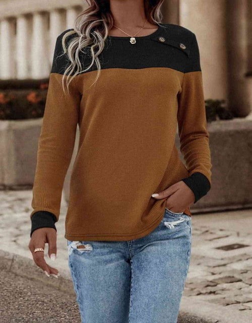 Load image into Gallery viewer, Contrast Buttoned Round Neck Long Sleeve T-Shirt
