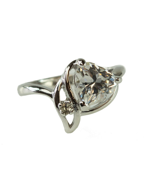 Load image into Gallery viewer, Vintage Jewelry Emerald Austrian Crystal Heart Ring 18k Yellow gold Electroplated Made in the USA by PVD Vintage Jewelry
