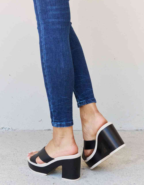 Load image into Gallery viewer, Weeboo Cherish The Moments Contrast Platform Sandals in Black
