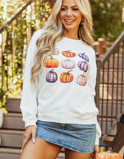Load image into Gallery viewer, Pumpkin Graphic Long Sleeve Sweatshirt

