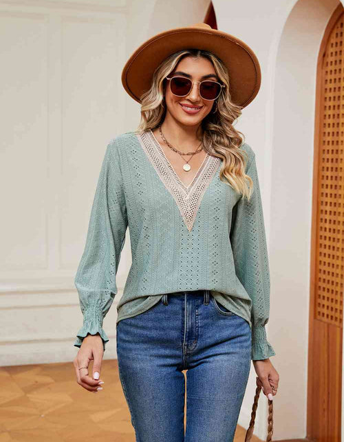 Load image into Gallery viewer, Contrast Flounce Sleeve Blouse
