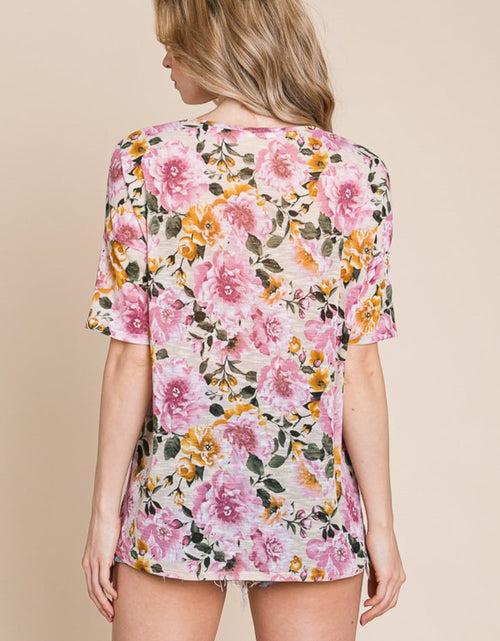 Load image into Gallery viewer, BOMBOM Floral Round Neck T-Shirt
