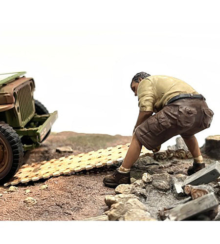 "4X4 Mechanic" Figure 2 with Board Accessory for 1/18 Scale Models by American Diorama