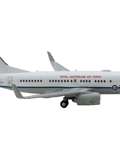 Load image into Gallery viewer, Boeing 737-700 Aircraft "Royal Australian Air Force 100th Anniversary" (A36-001) White with Blue Stripes "Gemini Macs" Series 1/400 Diecast Model Airplane by GeminiJets
