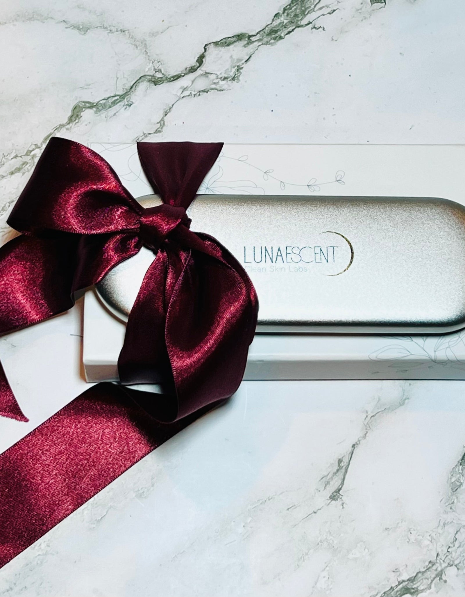 LUNAESCENT Deluxe Gift Set + Carry Case with Mirror by LUNAESCENT