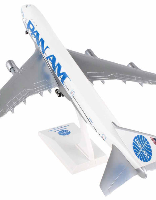 Load image into Gallery viewer, Boeing 747-100 Commercial Aircraft with Landing Gear "Pan American (Pan Am) Airways" (N8642E) White (Snap-Fit) 1/200 Plastic Model by Skymarks
