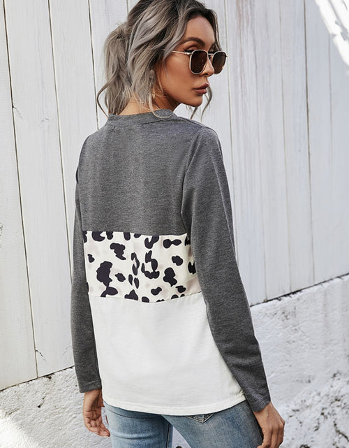 Load image into Gallery viewer, Shiny Leopard Color Block V-Neck Twisted Tee
