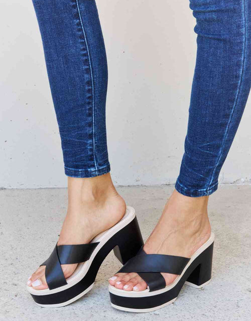 Load image into Gallery viewer, Weeboo Cherish The Moments Contrast Platform Sandals in Black
