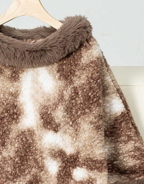 Load image into Gallery viewer, Furry Contrast Three-Quarter Poncho
