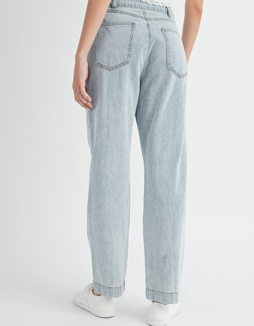 Load image into Gallery viewer, MABLE Pleated Front Detail Straight Jeans
