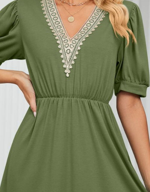 Load image into Gallery viewer, Contrast V-Neck Puff Sleeve Pocket Dress
