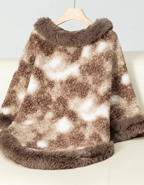 Load image into Gallery viewer, Furry Contrast Three-Quarter Poncho
