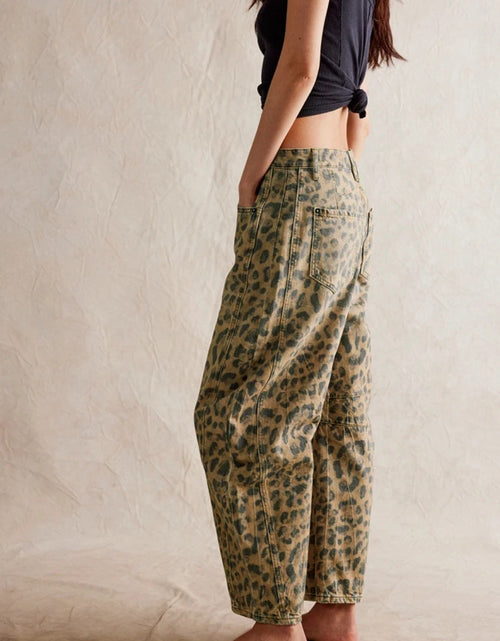 Load image into Gallery viewer, Wide Leg Jeans with Pockets
