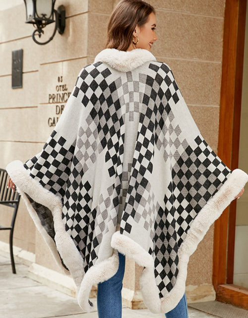 Load image into Gallery viewer, Fuzzy Checkered Long Sleeve Poncho
