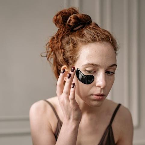 Load image into Gallery viewer, BLACK OBSIDIAN EYE MASK - DETOXIFYING by ZAQ Skin &amp; Body
