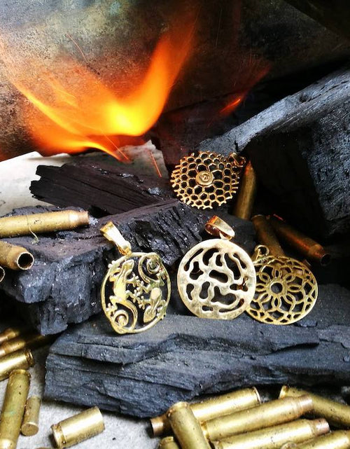 Load image into Gallery viewer, Bombshell Honeycomb Ring by SLATE + SALT
